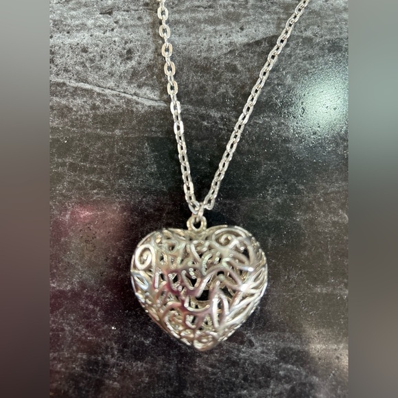 puffed filagree heart necklace - Picture 4 of 7